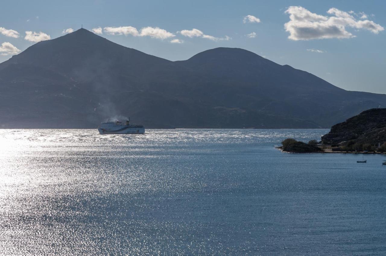 Il Porto Di Milos Adamantas  Екстериор снимка